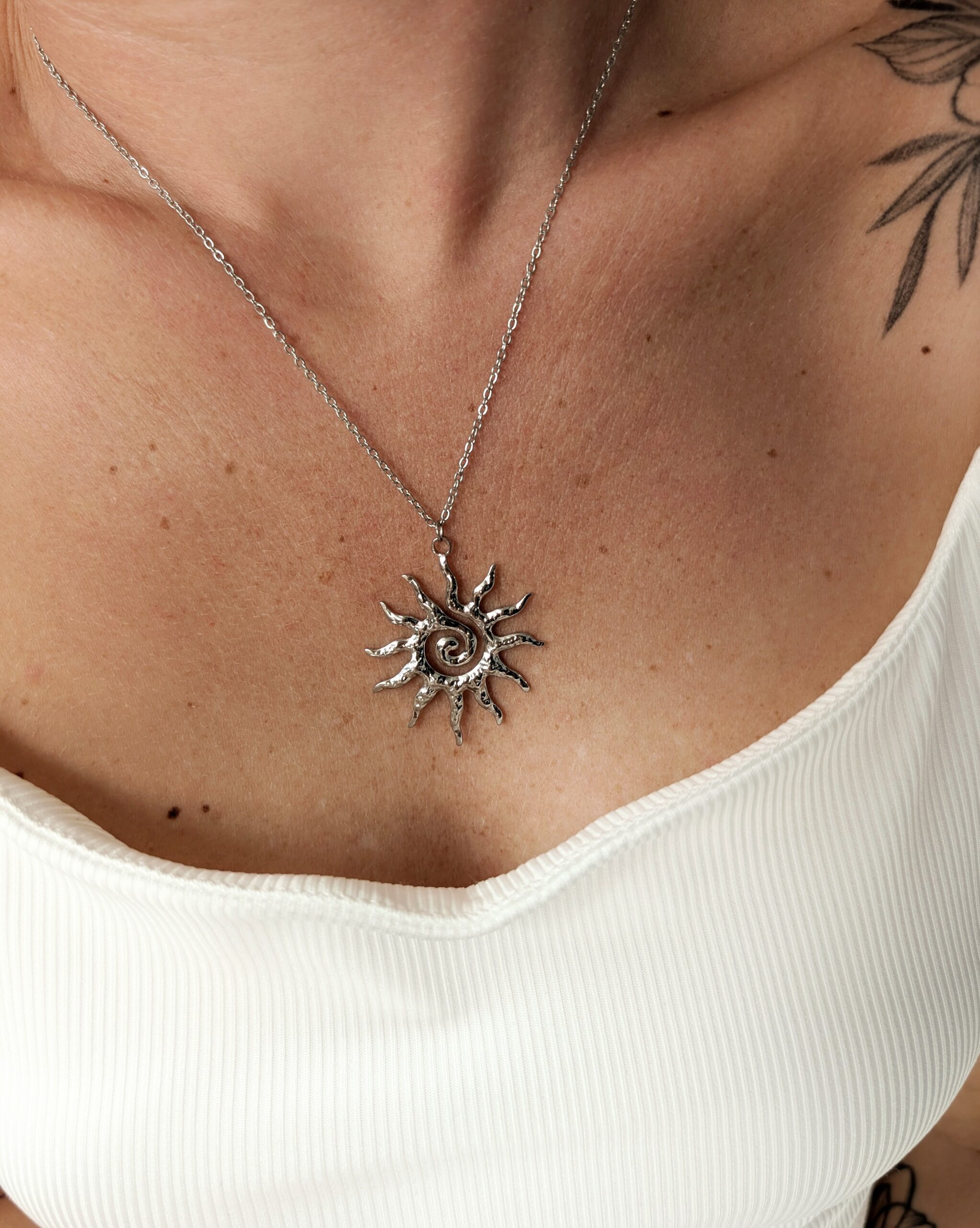 1000046078 Łańcuszek - duże słońce