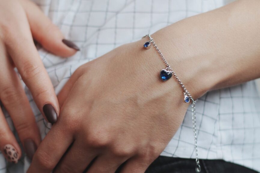 Na której ręce nosić bransoletkę? Praktyczny poradnik Na której ręce nosić bransoletkę? Praktyczny poradnik