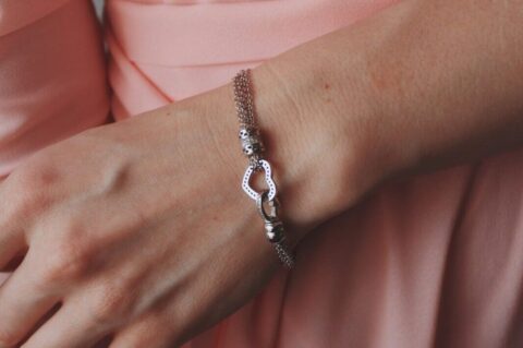 Na której ręce nosić bransoletkę? Praktyczny poradnik