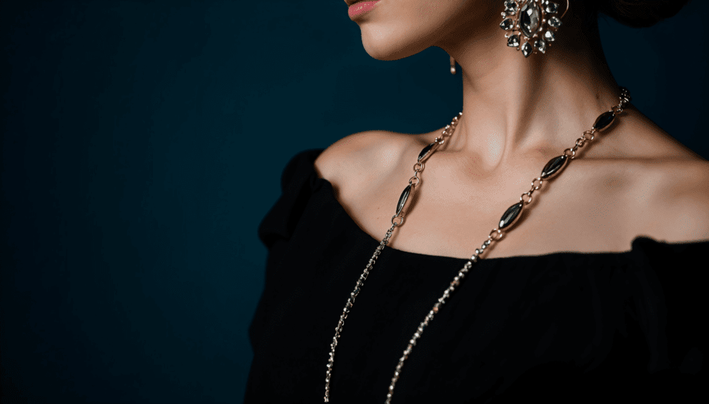 Jaka biżuteria do czarnej sukienki? Dobierz idealne dodatki Jaka biżuteria do czarnej sukienki? Dobierz idealne dodatki