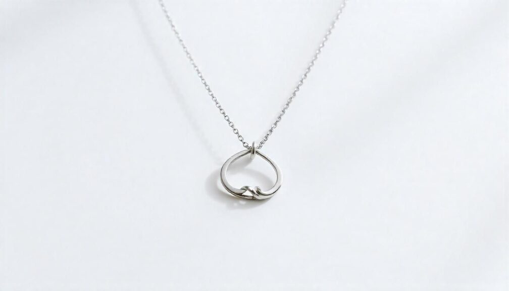 Jak czyścić srebro? Kompleksowy poradnik pielęgnacji Jak czyścić srebro? Srebrny łańcuszek