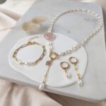 Kolczyki LILY z perłami asymetryczne Kolczyki LILY z perłami asymetryczne