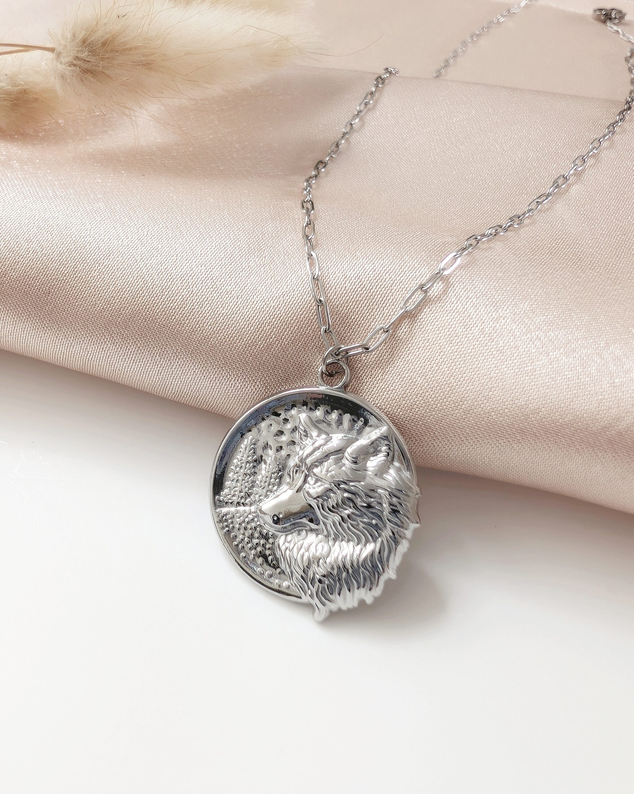 1000042020 Łańcuszek - amulet z wilkiem