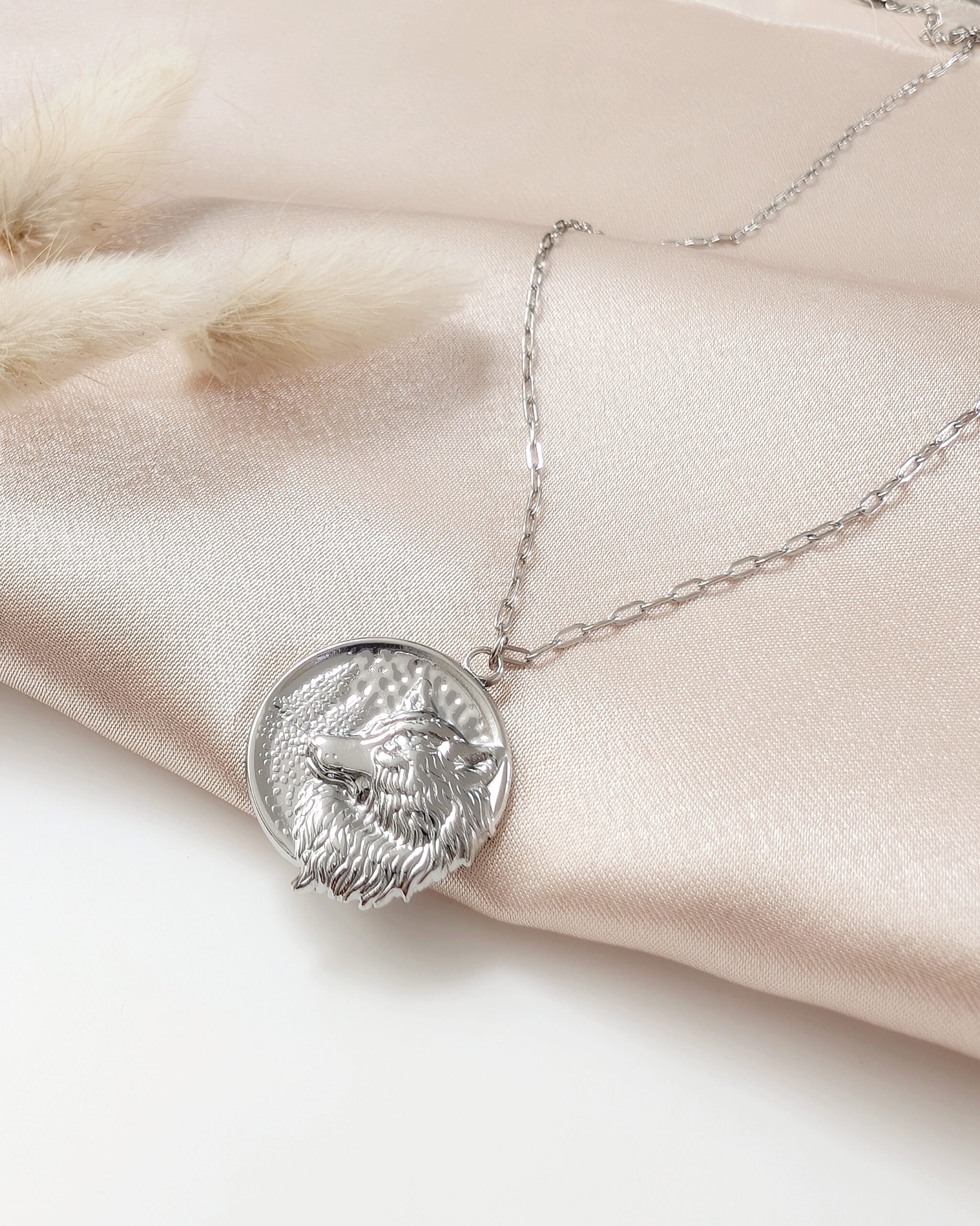 1000042022 Łańcuszek - amulet z wilkiem