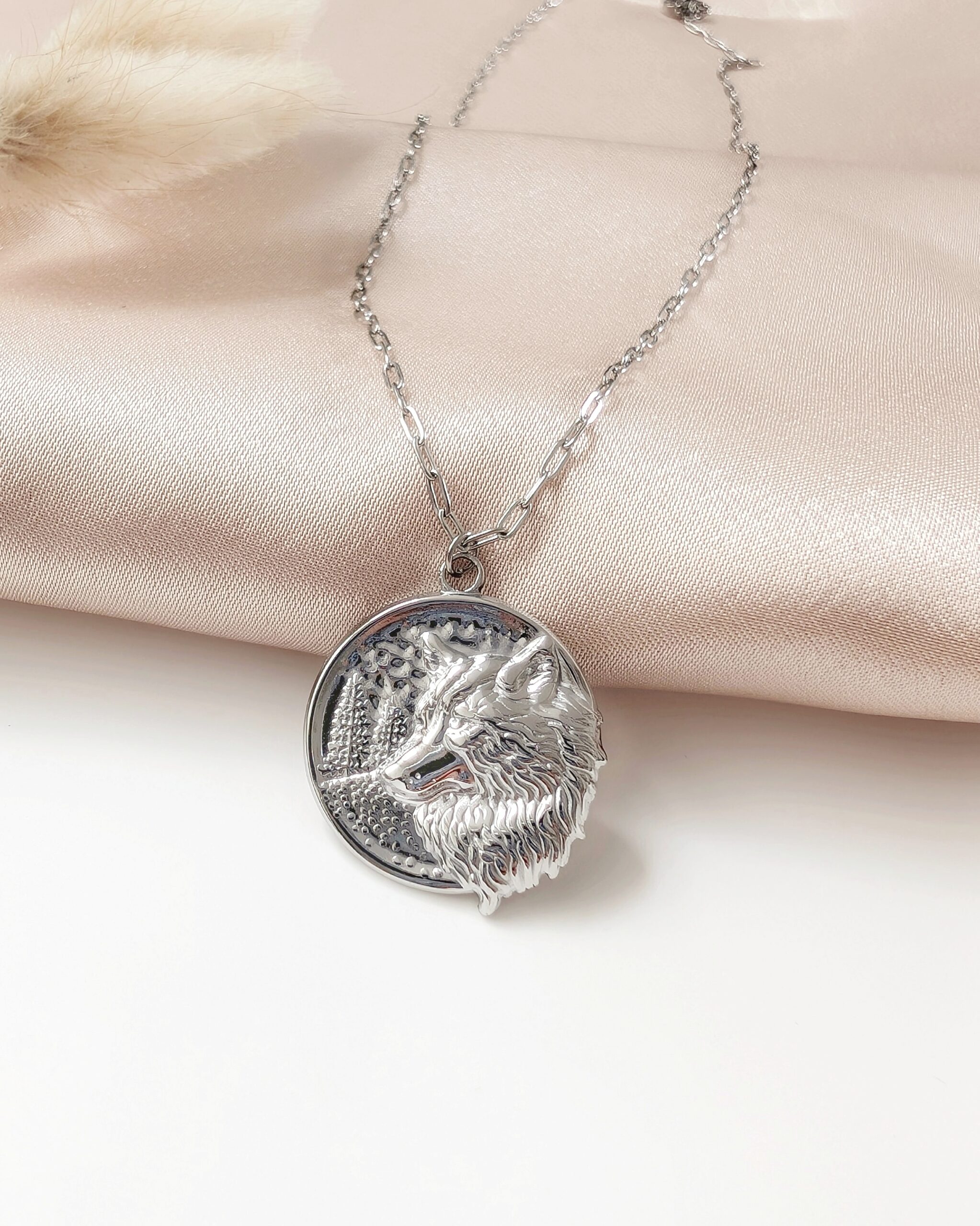 1000042027 Łańcuszek - amulet z wilkiem