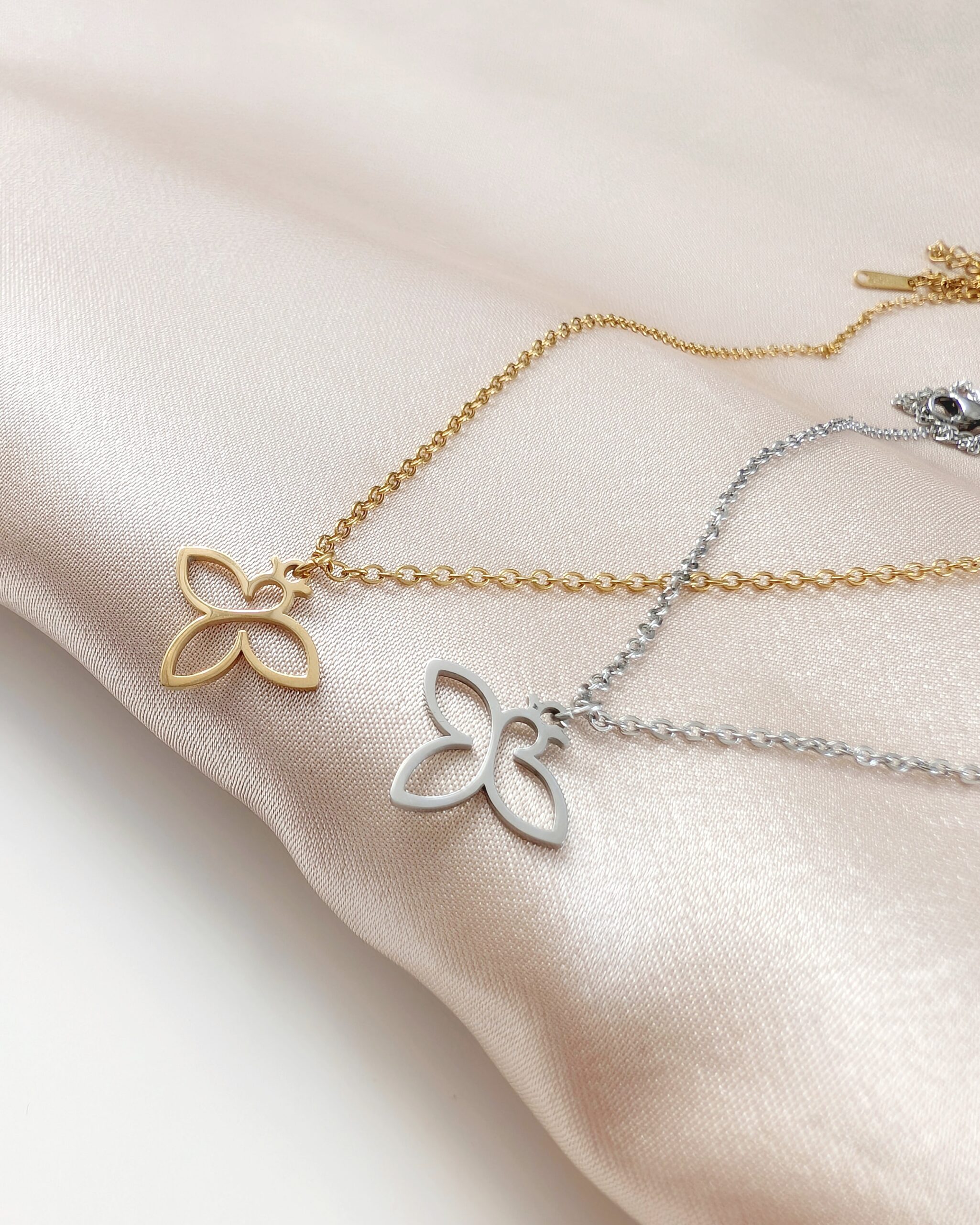 1000045406 Łańcuszek Beezu - pszczółka