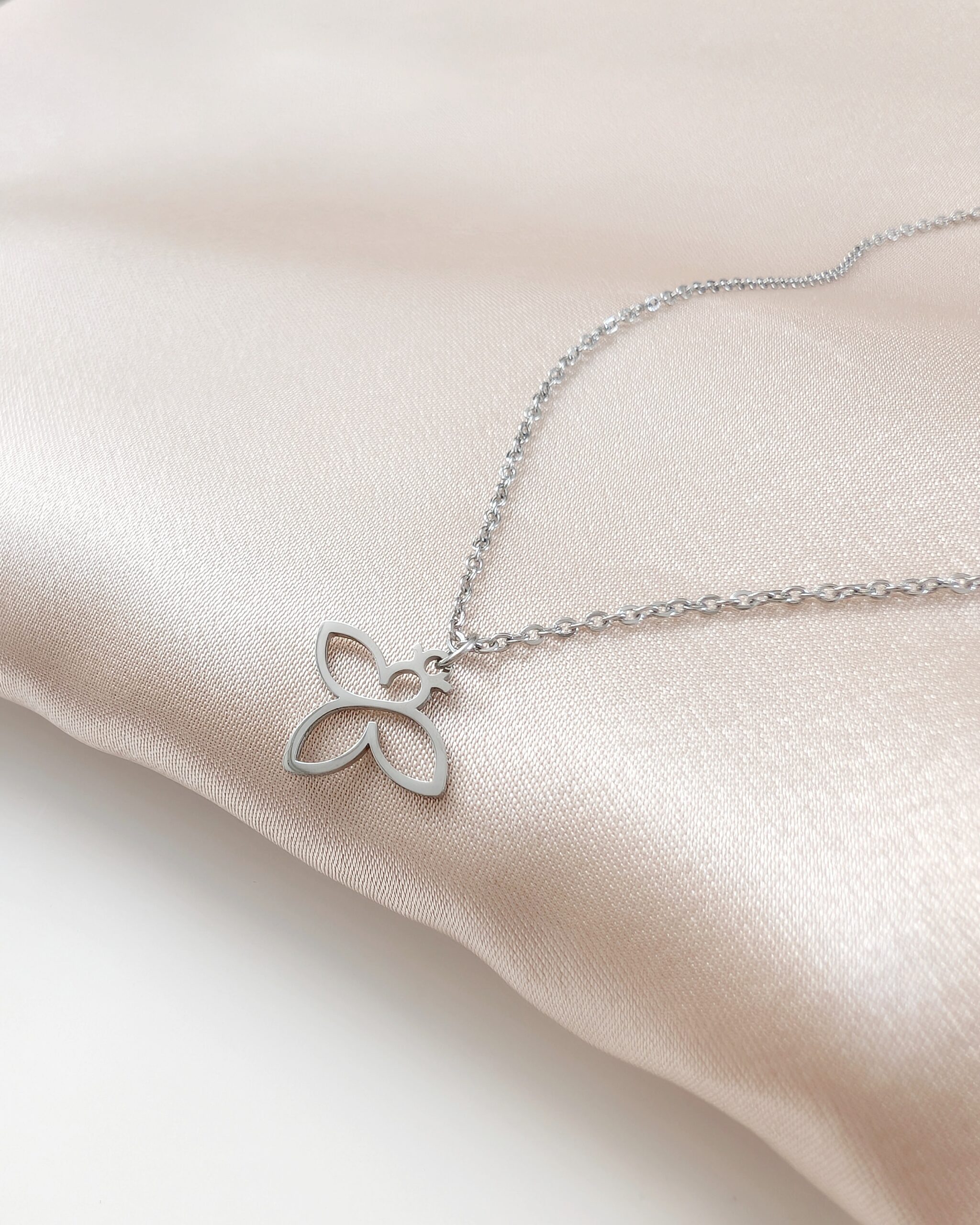 1000045422 Łańcuszek Beezu - pszczółka