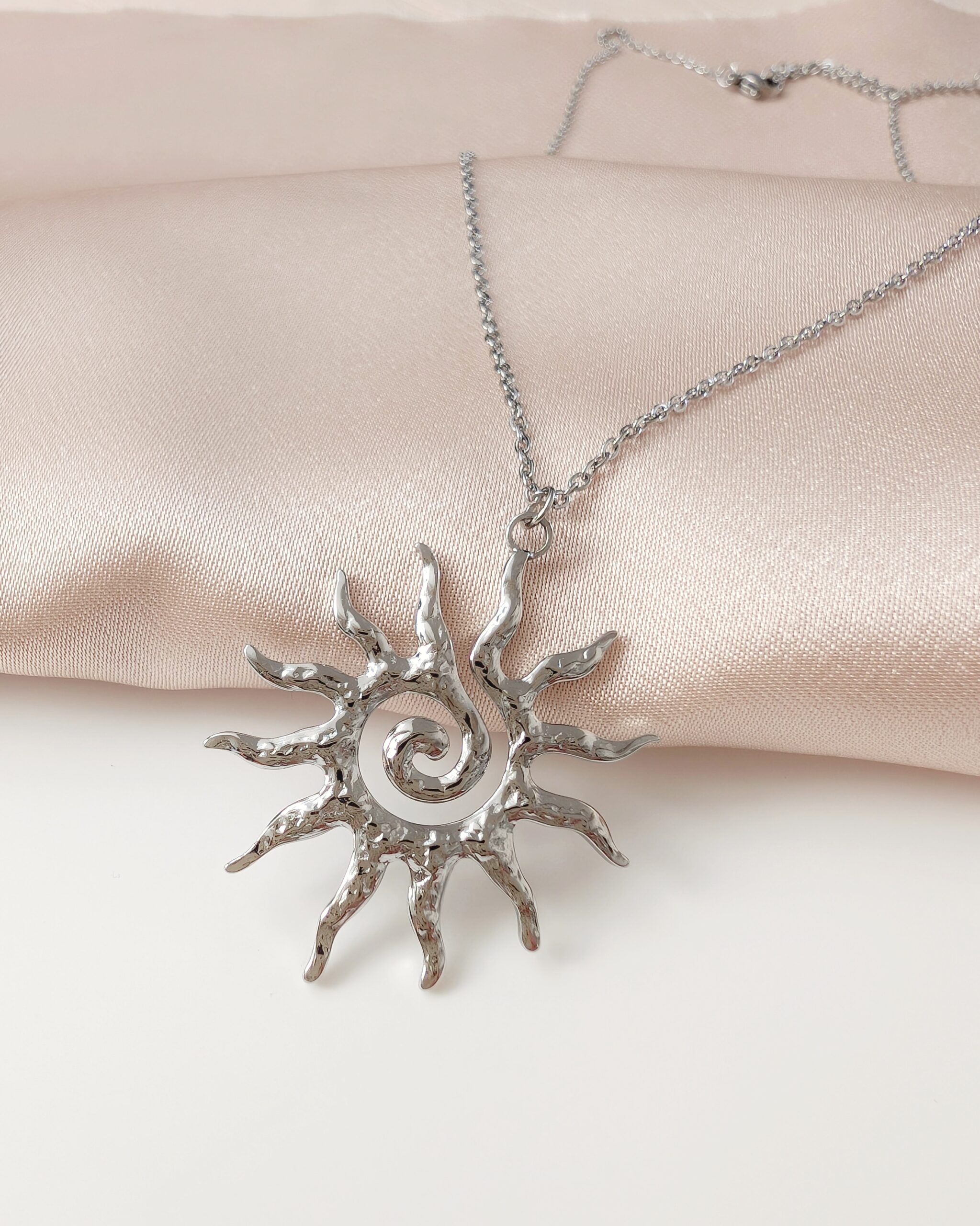 1000045766 Łańcuszek - duże słońce