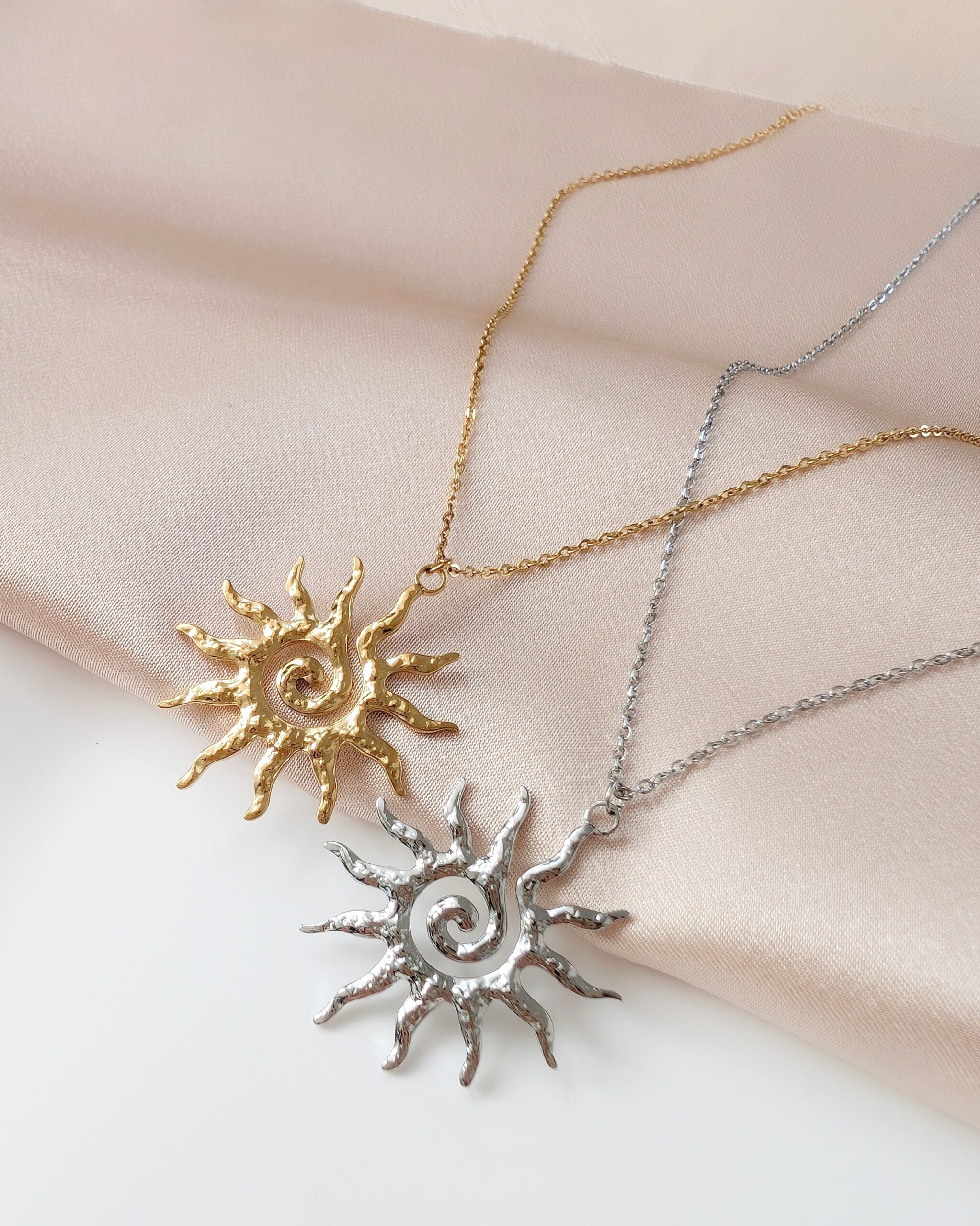 1000045950 Łańcuszek - duże słońce