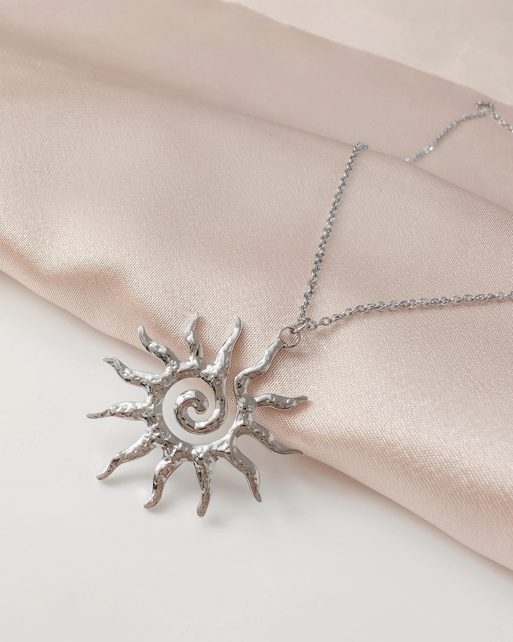 1000045955 (1) Łańcuszek - duże słońce