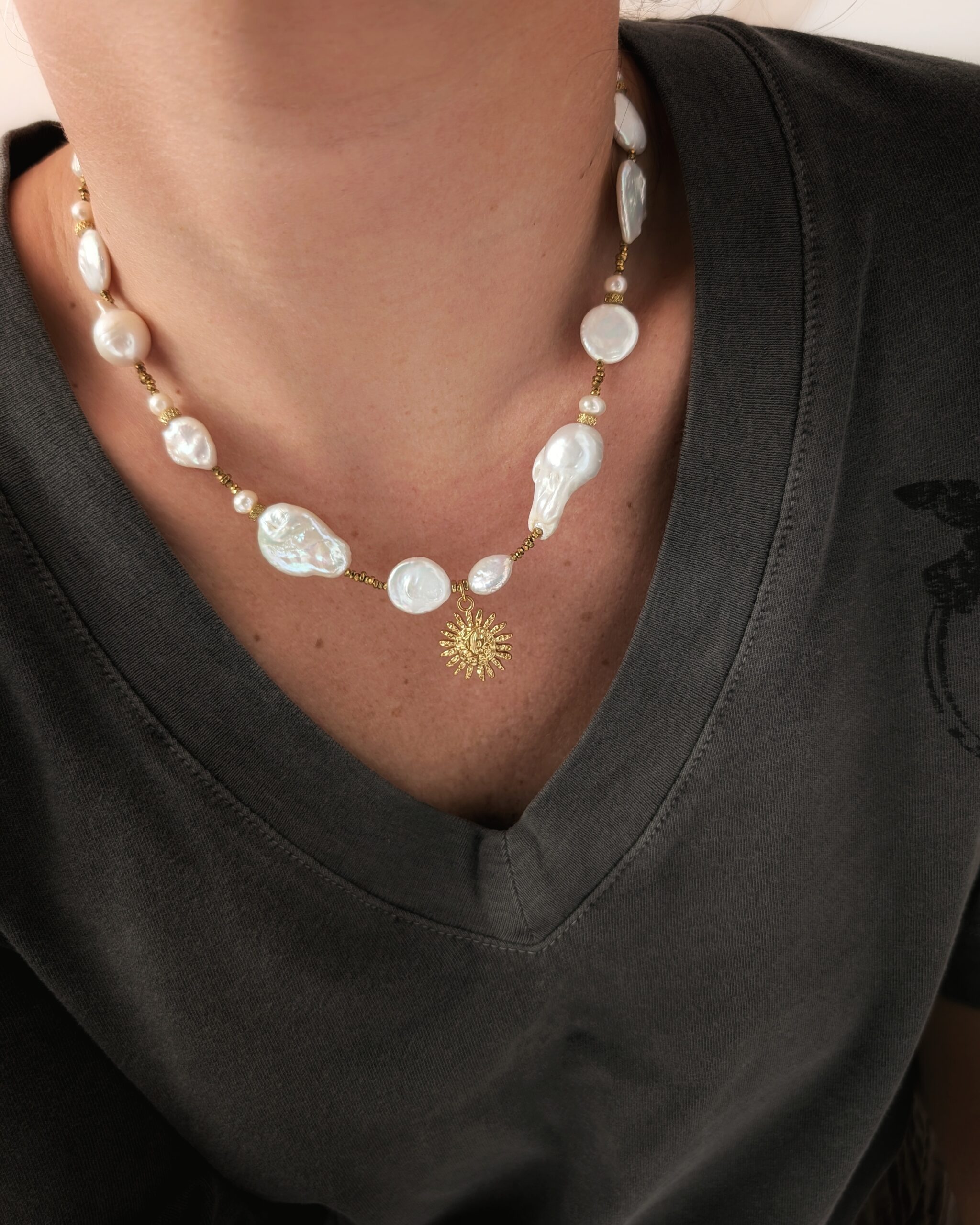 1000074896 Naszyjnik z nieregularnych pereł